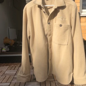 Skjorta - Skjorta i flismaterial från Weekday. Använd en gång. Storlek M. 