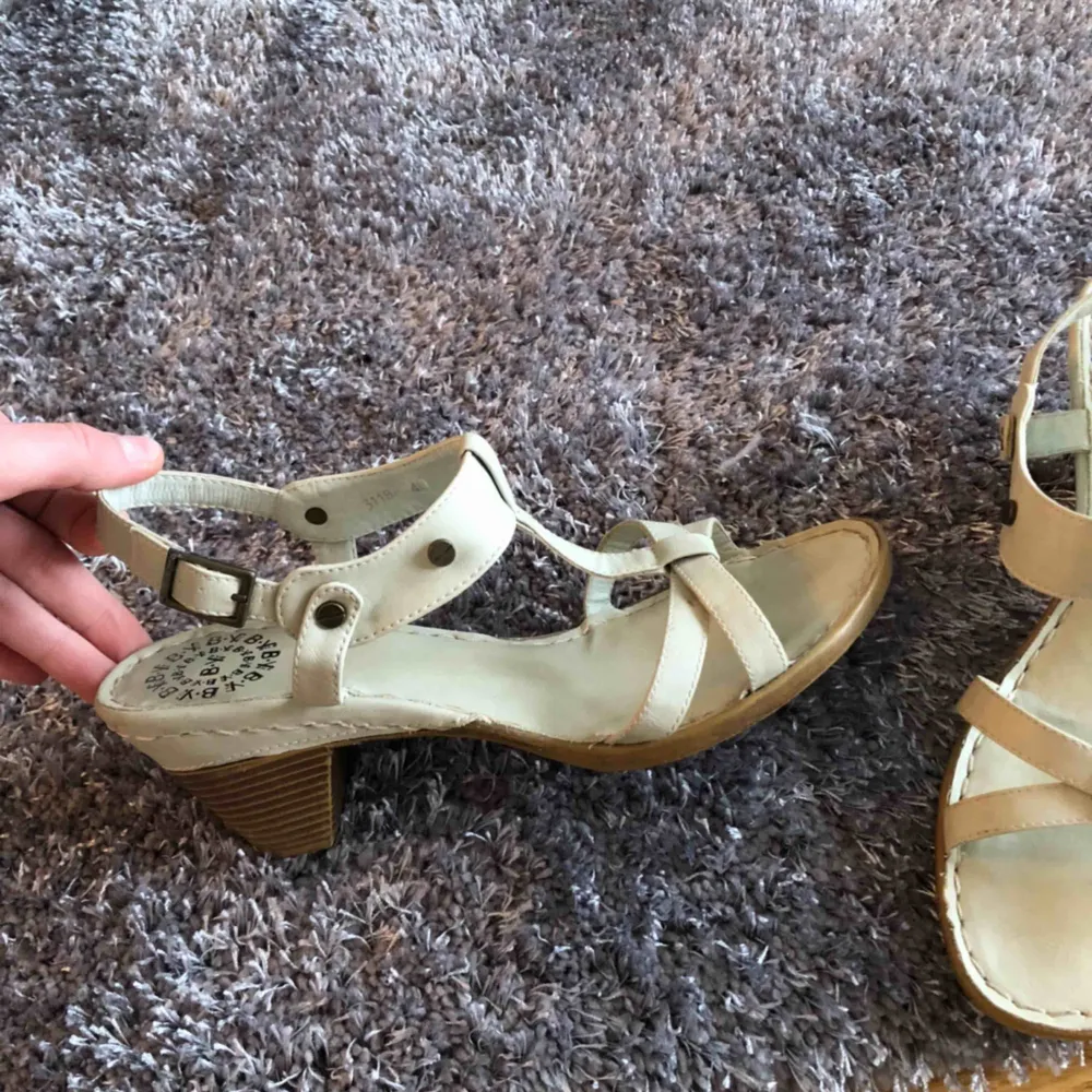 Sandaler i mycket bra skick ☀️ •Storlek 40 •Jag kommer inte ihåg om de är äkta läder eller nej... •Pris: 85 kr •Knappt använda 🚫Djurfritt och rökfritt hem 📍Kan mötes upp i Mölnlycke 📬Kan skickas mot fraktkostnad. Skor.