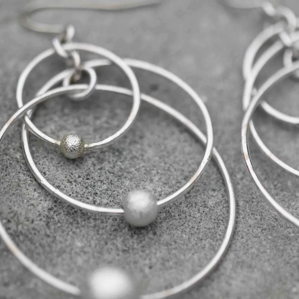 🤍🪐Super fina silvriga örhängen! 🪐🤍  Frakt på 11kr tillkommer- passa på att köpa fler ❕❕❕  #earings #örhängen #secondhand #smycken #silver #humans #planeter  . Accessoarer.