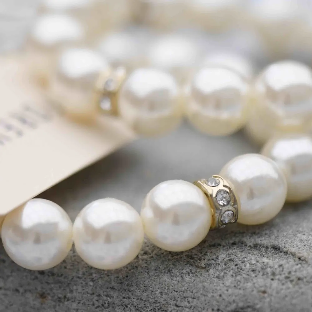 Elastiska och passar alla! Så så fina, med små gulddetaljer. 📿📿📿  🤍🤍Frakt på 11 kronor tillkommer 🤍🤍   #pärlarmband #armband #smycken #forever21 #pearls #humana #secondhand. Accessoarer.