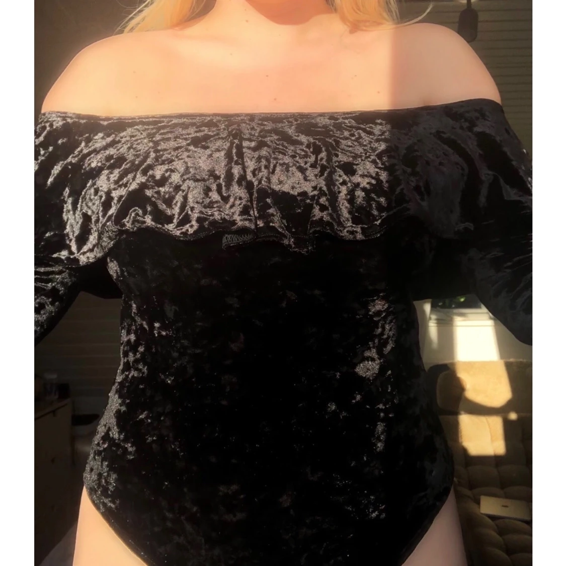 Off-shoulder i sammet material - 90