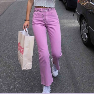  - Jättefina rosa jeans i modellen ”MILE” från Weekday, använda 2 ggr. Köparen står för frakten :) (50 kr!!)