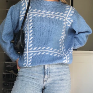 Stickad tröja  - Stickad tröja i din blå färg.  Står inte för postens slarv, köparen står för frakt och priset kan diskuteras. Bud: 150kr 