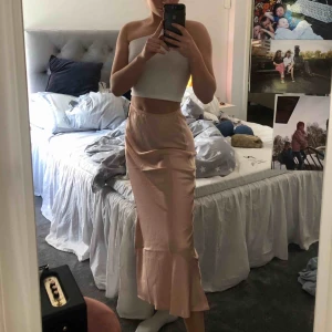  - OANVÄND! Säljer denna kjol från Nelly då ja fick hem fel storlek och ej han returera. Storlek 36 dvs S/M. Jättefin till sommaren🥰