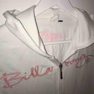  - Snygg Billabong kofta, säljer pga att jag inte gillar modellen då den är lite kortare i midjan (därav strl M-xs) Använd fåtal gånger, skickar fler bilder vid intresse🌟