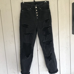 Boyfriend jeans strl 27 - Slitna högmidjade boyfriend jeans. Fint skick!