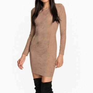  - Ny klänning i mocka liknande material.  Storlek M men är stretchig, passar xs-s då den är liten i strl. Passar ev en mindre M   Fri frakt 