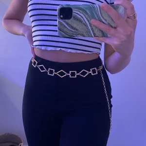 Coolt guldigt bälte - Ett snyggt ”skärp” som man kan ha till nästan allt. Man kan ha den i midjan på en klänning tex eller så som jag har på bilden. ❗️frakten ingår i priset❗️ går att justera hur löst eller spänt man vill ha det.