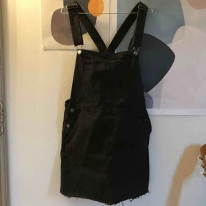  - Hängseljeansklänning från Bersha!! Står storlek L i men skulle mer säga att de är en m/l. Perfekt nu till sommaren!  Frakten ingår i priset 🌟