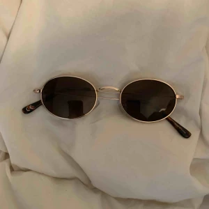  - Runda solglasögon från Urban Outfitters 🏄🏻‍♀️