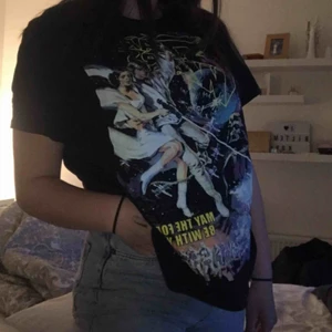 H&m - Superskön oversized t-shirt från h&m med starwars tryck. Frakten är inräknad i priset, kan möta upp i Norrtälje eller frakta<33