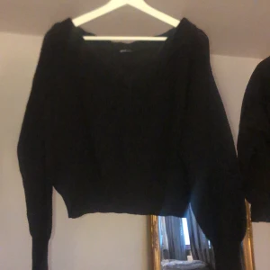 Svart stickad tröja  - En svart stickad tröja, vringad, one should 