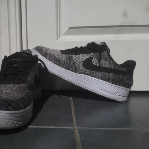 AIR FORCE 1 FLYKNIT str- 46 - Säljer mina Air force 1 i mycket bra skick pga använder de inte. Köpta för 1199kr 