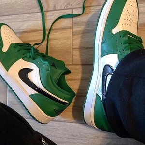 Air Jordan 1 low green  - JAG Söker ett par Air Jordan 1 low i green eller mystic green i storlek 37,5-38-39 