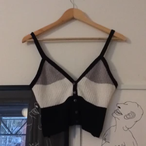 Stickat maglinne - Underbart skönt stickat maglinne i mjukt och stretchigt material. Passar de flesta storlekar och former🌺 frakt ej inkluderat! 