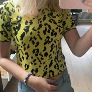  - En as cool populär tröja från zara i en gul zebra mönstrad färg. Köpte den i somras och den finns inte kvar. Säljer eftersom jag inte får någon användning av tröjan. Har bara använt ungefär 2-3 gånger