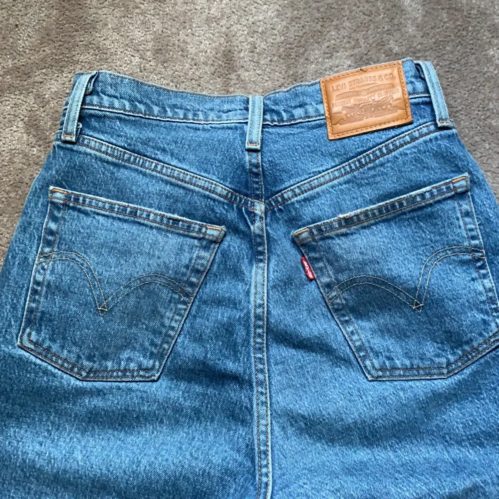 De perfekta blåa jeansen tro mig de sitter verkligen som en smäck. Knappt använda nypris 1249kr🥰. Jeans & Byxor.