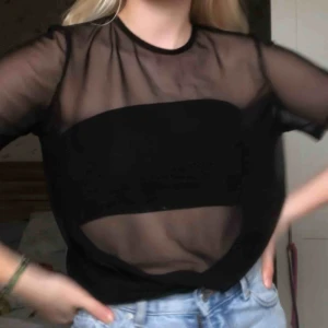Mesh tröja - Mesh topp från Nelly! Så skönt material. Säljer pga inte min stil längre. Kolla gärna mina andra annonser för paketpris! 🥰