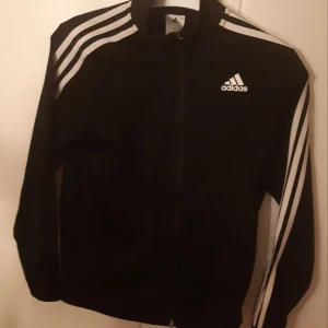Adidas-tröja - Skriv för mer info/fler bilder! Finns i gbg men kan även skickas. Katt finns i hemmet!