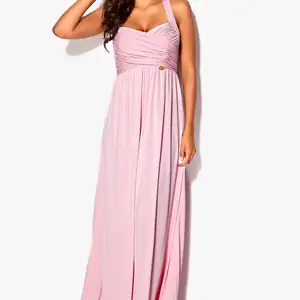 Oanvänd elegant långklänning med fantastisk drapering! Rochelle Gathered Maxi Dress Baby Pink i storlek XS men passar även S. Längd från axelsöm 148-153 cm, byst 84-104 cm.                Ordinariepris:599 kr. (Lånad bild). 
