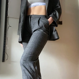 Kostymbyxor - Kostymbyxor från Monki. De är strl 34 men passar skitbra på mig som är strl 36💕 fraktar eller möts upp i Sthlm