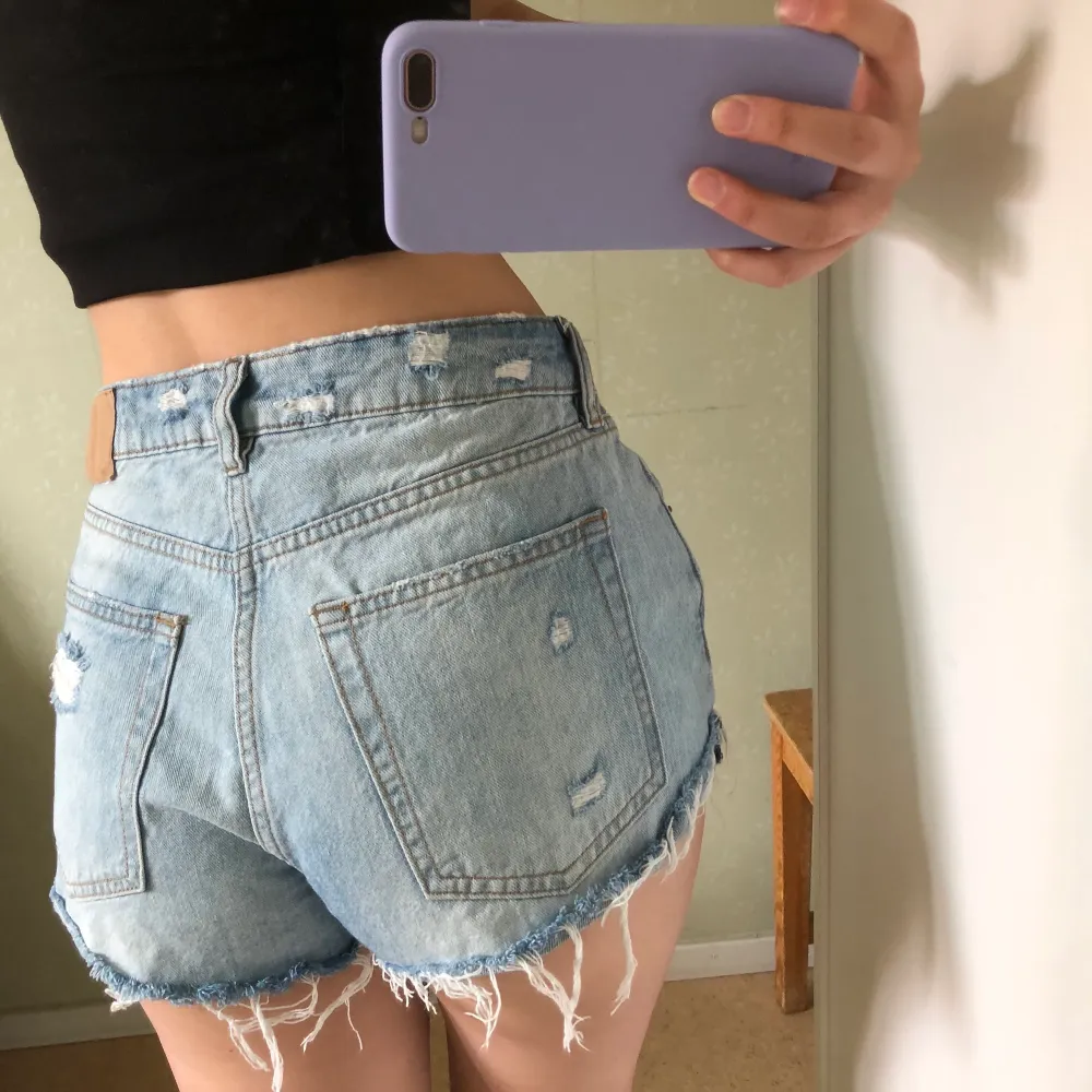 Slitna jeansshorts med en fin tvättad färg från H&M. Shortsen har använts 2 gånger och då sparsamt använda så de är i nyskick.  🦋Fraktkostnad tillkommer🦋. Shorts.