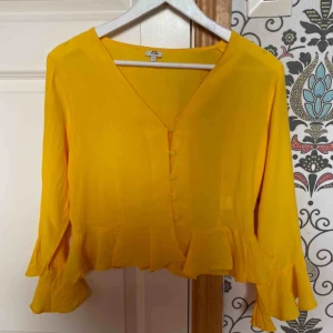  - Fin gul blus. Oanvänd!