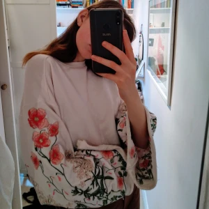 Tröja - Sååå fin tröja köpt för 500kr! Använd tre gånger. Blommorna är så fantastiska och välgjorda