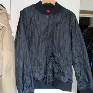  - Nike Air jacka M inte använd speciell mycket. Ny pris var 1399kr går att ta av armarna till en väst. Öppen till frågor samt bud! Dm för fler bilder💞