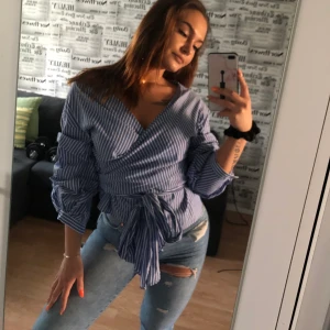 Blus - Säljer världens finaste blus från zara som inte kommer till användning. Haft på mig denna kanske 2 gånger så den är i nyskick. Storlek XS men passar även en S ☺️ priset är utan frakt inräknad 