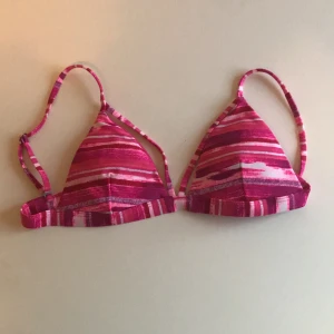 Bikiniöverdel Hollister - Jättefin somrig bikiniöverdel som säljs pga för liten storlek.