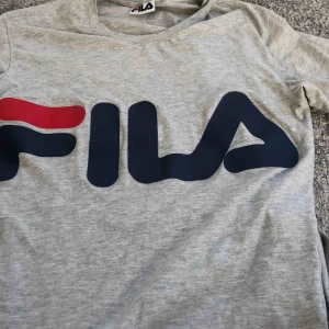 Fila t shirt - Snygg, grå tröja från fila. Använd några gånger men i bra skick. Slutsåld där jag köpte den. Pris kan även diskuteras. 