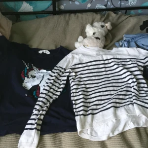 6 stycken tröjor säljes - Tröja1: stolek 158/164. Tröja2: stolek 146/152 inte tvättad alla tröjor fint skick.Tröja3:vit inte tvättad 1 fläck som går bort engkelt med tvättmedel.Tröja4:Tröja blå tröja uppsydd inte tvättad.Tröja5:helt mörk råsalinnestolek 158/164.Gårköpaalla elleren