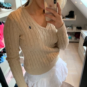 Stickad Ralph lauren tröja  - Säljer denna stickade Ralph lauren tröja endast använd 1 gång och i bra skick. Nypris runt 1400kr mitt pris 600kr