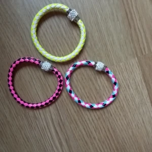  - Armband i olika färger med magnetlås och fina pärlor på 10kr st