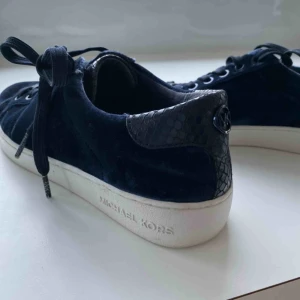  - Säljer mina superfina Michael kors skor, skolåda medföljer. Mörkblåa med mörkblått ”ormskinn”. Fungerar även på strl 39. Använd få gånger, supersnygga.