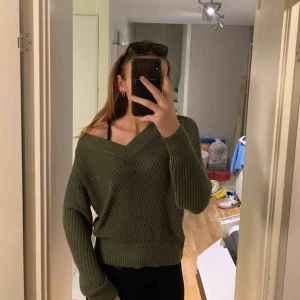  - Köppt för 249kr på Lindex,  En snygg grön stickad tröja.  Kan passa på en strlk mindre också