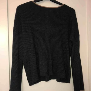  - En tröja som är  drygt ett år gammal använd väldigt få gånger. Och är i bra skick 
