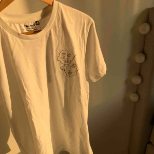  - HELT NY T-shirt ur vår kollektion ÄKTA.    Vi är ett UF företag från polhemskolan. Vår vision är att kunna erbjuda kunderna enkla tröjor med tryck. Vi erbjuder även kunderna att själva få va med av tillverkningsprocessen. 