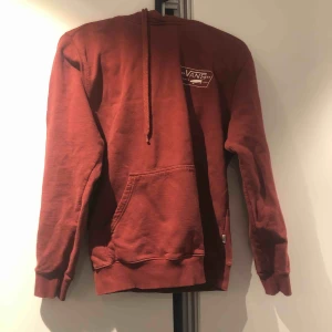  - Skitsnygg kopparröd vanshoodie. Ärvde av min lillebror och ingen av oss har inte använt den.