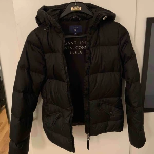 Jacka - Svart varm vinterjacka från gant i storlek xs Nypris:3500kr 