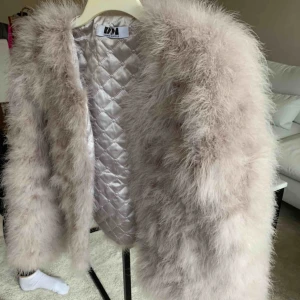  - En superfin fejkpälsjacka från Dm retro. Använd ett fåtal gånger, i bra skick. Rätt normal i storleken (L), väldigt fin på & perfekt nu till vintern då den värmer bra. Säljer pga att den inte används, pris kan diskuteras. 