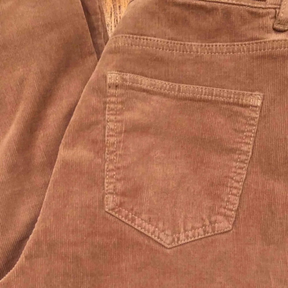 Manchester byxor/ jeans, sitter perfekt på mig som är  ca 165 cm, frakten står köparen för. . Tröjor & Koftor.