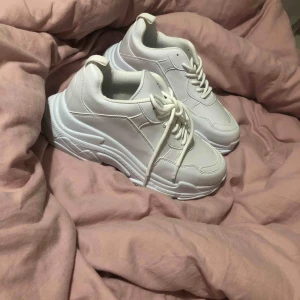 - Helt oanvända sneakers från Nelly i storlek 40