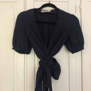  - Superfin wrap-blouse i marinblått från carin Wester! Storlek S, kan mötas i gamla stan eller posta 🌞
