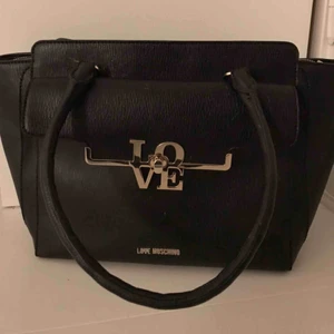 Moschino väska - Knappt använd väska från Love moschino.  Svart i läder.