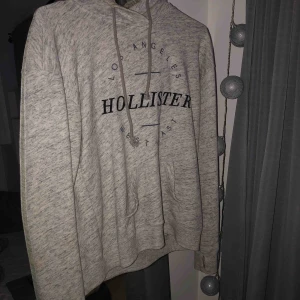  - Hoodie från Hollister. Använd men inte sliten alls. Köpt för kanske 2 år sedan men inte använd på ungefär 1 år. Storlek M och inte figursydd. Köparen står för frakt