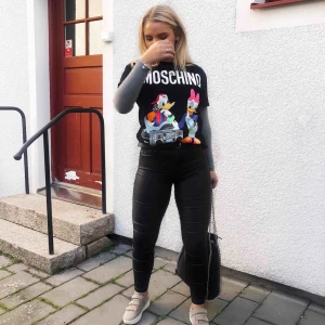  - Säljer min Moschino tshirt😍 nyskick då jag använt den endast 1 gång