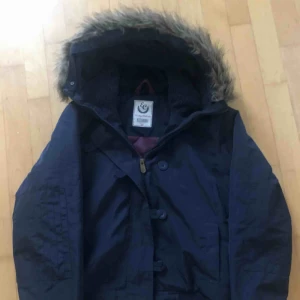  - Blå fin jacka avtagbar päls på luva köpt på Intersport 