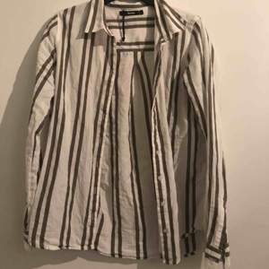 En randig linne skjorta från Bikbok 